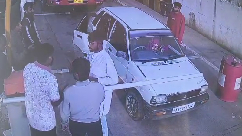 miscreants threatened the staff at the chaulagere toll plaza in alur with gun in hassan