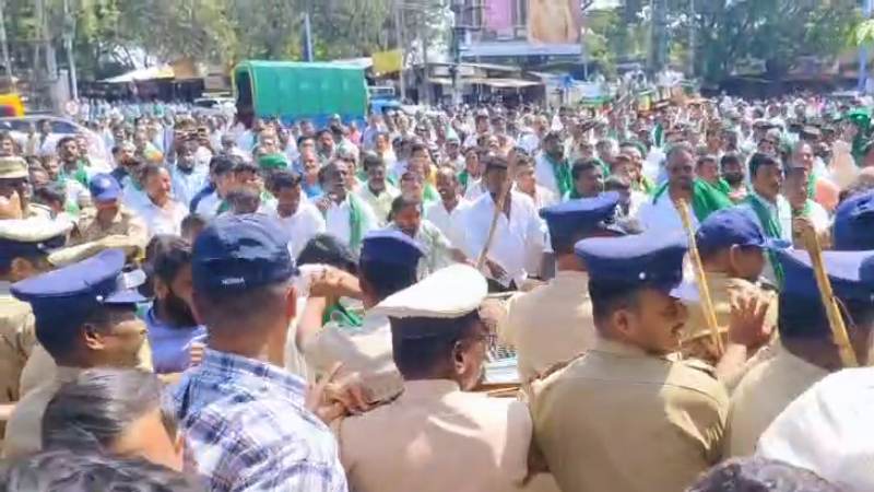 ಗುಟ್ಕಾ ನಿಷೇಧ ವಿರೋಧಿಸಿ ದಾವಣಗೆರೆ ತಹಶೀಲ್ದಾರ್ ಕಚೇರಿಗೆ ಮುತ್ತಿಗೆ - ರೇಣುಕಾಚಾರ್ಯ, ಮಾಡಾಳ್ ಮಲ್ಲಿಕಾರ್ಜುನ್ ಪೊಲೀಸ್ ವಶಕ್ಕೆ 9 protest against gutka ban order mp renukacharya madal mallikarjun detained in davanagere