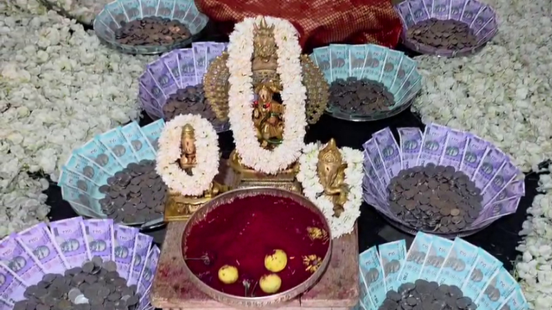 ಶ್ರೀರಂಗಪಟ್ಟಣದ ಚಾಮುಂಡೇಶ್ವರಿಗೆ ನೋಟುಗಳ ಅಲಂಕಾರ - ಧನಲಕ್ಷ್ಮಿಯಾಗಿ ಕಂಗೊಳಿಸಿದ ದೇವಿ 9 varamahalakshmi festival special decoration of currency notes at chamundeshwari temple in srirangapatna 1