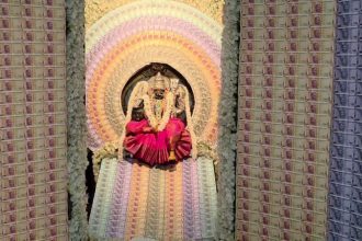 varamahalakshmi festival special decoration of currency notes at chamundeshwari temple in srirangapatna
