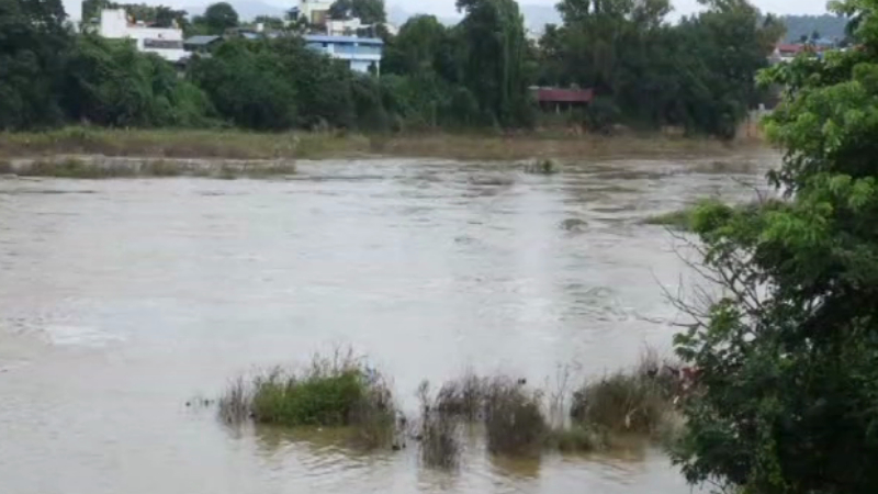 woman jumps into tunga river with three children mother and child rescued two girls missing in shivamogga