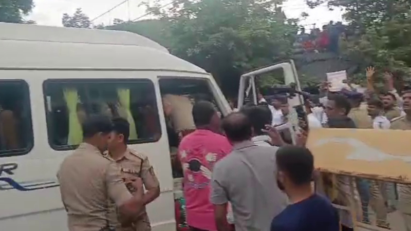 youth congress workers staged a protest and attempted to lay siege to the bjp state headquarters in malleswaram 1