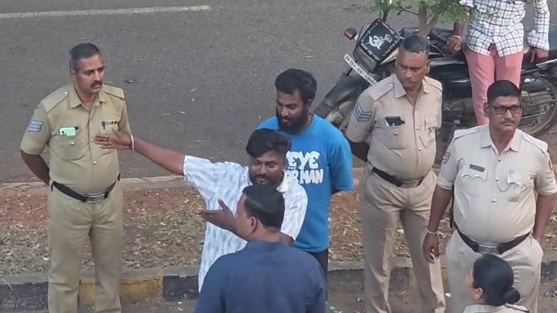 ಖಾಸಗಿ ಅಂಗ ತೋರಿಸಿ ಅಸಭ್ಯ ವರ್ತನೆ; ಕಾಮುಕನನ್ನ ಬಿಟ್ಟು ವಿದ್ಯಾರ್ಥಿನಿ ಸಹಾಯಕ್ಕೆ ಬಂದ ಯುವಕರೇ ಅರೆಸ್ಟ್ 9 Bagalakote 2