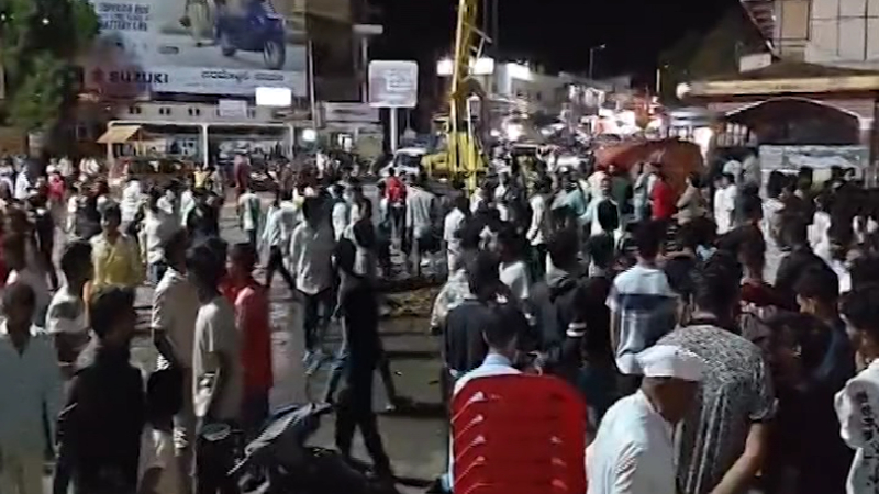 ಬಾಗಲಕೋಟೆ| ಮೊಸರು ಕುಡಿಕೆ ಉತ್ಸವದಲ್ಲಿ ಗಲಾಟೆ, ಲಾಠಿಚಾರ್ಜ್ 9 Bagalkote Clashes Erupt at Janmashtami Celebration Over Stage Song Police Resort to Lathi Charge 1