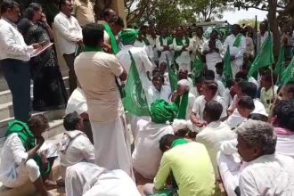 Ballari Farmers Gherao GESCOM Office in Sirigeri Demanding 12 Hour Power Supply