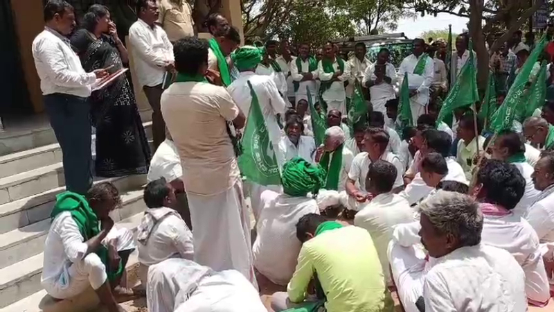 Ballari Farmers Gherao GESCOM Office in Sirigeri Demanding 12 Hour Power Supply