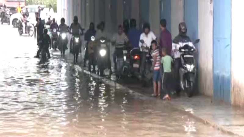 ಬೆಂಗ್ಳೂರಲ್ಲಿ ಮಳೆ ಅವಾಂತರ - ಕೆಸರು ಗದ್ದೆಯಂತಾದ ಹೆದ್ದಾರಿ ರಸ್ತೆಯಲ್ಲೇ ಕೆಟ್ಟುನಿಂತ ಕಾರುಗಳು 11 Bengaluru Rains 3
