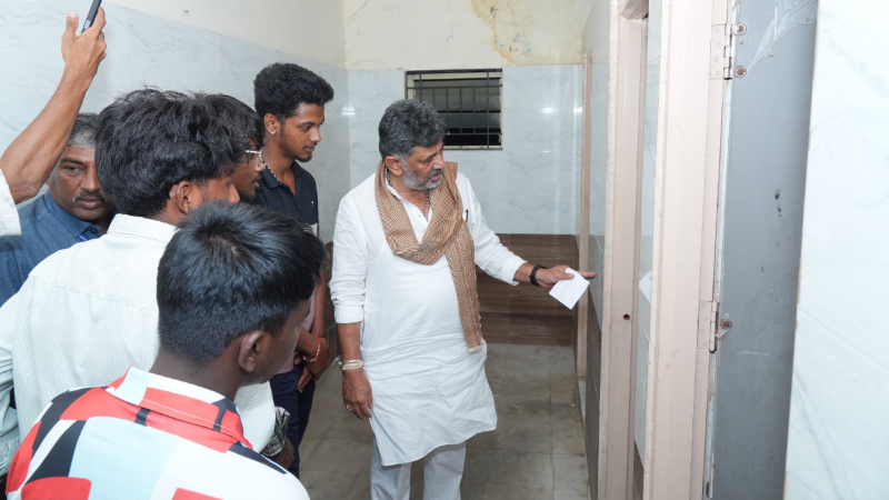 ಕನಕಪುರದ ಬಿಸಿಎಂ ಹಾಸ್ಟೆಲ್ಗೆ ಸಿಎಂ ದಿಢೀರ್ ಭೇಟಿ - ಮುದ್ದೆ ಊಟ ಸವಿದು ವಿದ್ಯಾರ್ಥಿಗಳೊಂದಿಗೆ ಮಾತುಕತೆ 10 CM DK Shivakumar Visits Kanakapura BCM Hostel 1