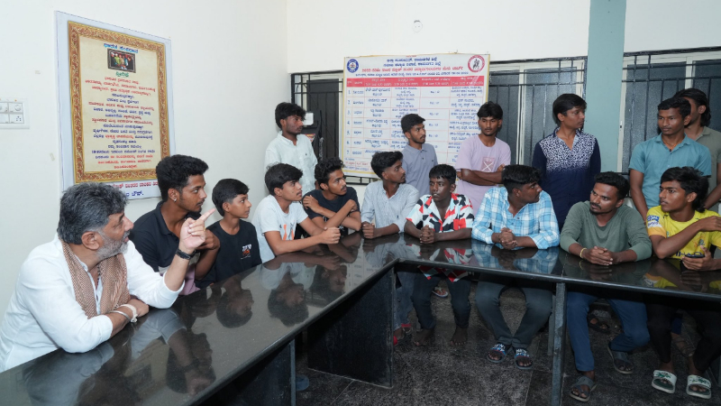 ಕನಕಪುರದ ಬಿಸಿಎಂ ಹಾಸ್ಟೆಲ್ಗೆ ಸಿಎಂ ದಿಢೀರ್ ಭೇಟಿ - ಮುದ್ದೆ ಊಟ ಸವಿದು ವಿದ್ಯಾರ್ಥಿಗಳೊಂದಿಗೆ ಮಾತುಕತೆ 11 CM DK Shivakumar Visits Kanakapura BCM Hostel 2