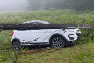 Car crashes into electric pole in Hosanagara – five injured