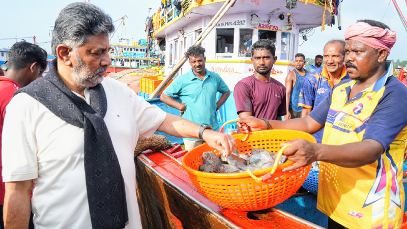 ನಿಮ್ ಸೆಕ್ಯೂರಿಟಿ ಯಾವನಿಗ್ ಬೇಕು? ಮೀನು ವ್ಯಾಪಾರ ಬಂದ್ ಮಾಡಿಸೋಕೆ ಹೇಳಿದ್ಯಾರು? ಅವ್ರನ್ನ ಸಸ್ಪೆಂಡ್ ಮಾಡ್ತೇನೆ: ಸಿಎಂ ಗರಂ 9 DK Shivakumar 2 2