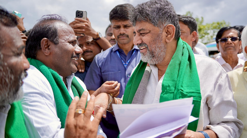 ಗದಗ ಜಿಲ್ಲೆಯಲ್ಲಿ ಬರ ವೀಕ್ಷಿಸಿದ ಸಿಎಂ ಡಿಕೆಶಿ - ಬರಪೀಡಿತವೆಂದು ಘೋಷಿಸುವುದಾಗಿ ಭರವಸೆ 11 DK Shivakumar visits drought hit places in gadag 1