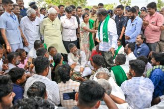 DK Shivakumar visits drought hit places in gadag 2