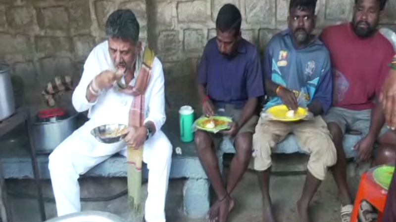 DK Shivakumars Surprise Visit to Yeshwanthpur APMC Has Idli with Laborers at Roadside Stall