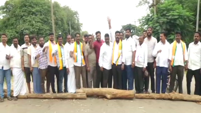 ಜಗಳೂರು ಬಂದ್ಗೆ ಬಿಜೆಪಿ ನಾಯಕರ ಕರೆ - ವಾಹನ ಸಂಚಾರ ಸಂಪೂರ್ಣ ಸ್ಥಗಿತ, ಟೈರ್ ಸುಟ್ಟು ಸರ್ಕಾರದ ವಿರುದ್ಧ ಆಕ್ರೋಶ 9 Davanagere Jagalur Bandh 1