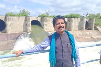 District in charge Minister T. Raghumurthy inaugurated the experimental water release program at the intake point of Bhadra reservoir to the Chitradurga branch canal