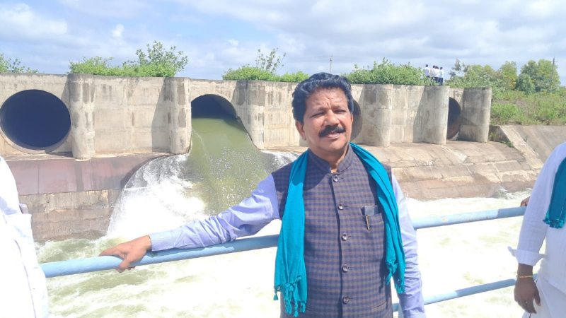 ಕೋಟೆ ನಾಡಿನತ್ತ ಹರಿದ ಭದ್ರಾ ನೀರು - ಹಲವು ದಶಕಗಳ ಕನಸು ನನಸಾಗುವ ಕಾಲ ಸನ್ನಿಹಿತ 11 District in charge Minister T. Raghumurthy inaugurated the experimental water release program at the intake point of Bhadra reservoir to the Chitradurga branch canal
