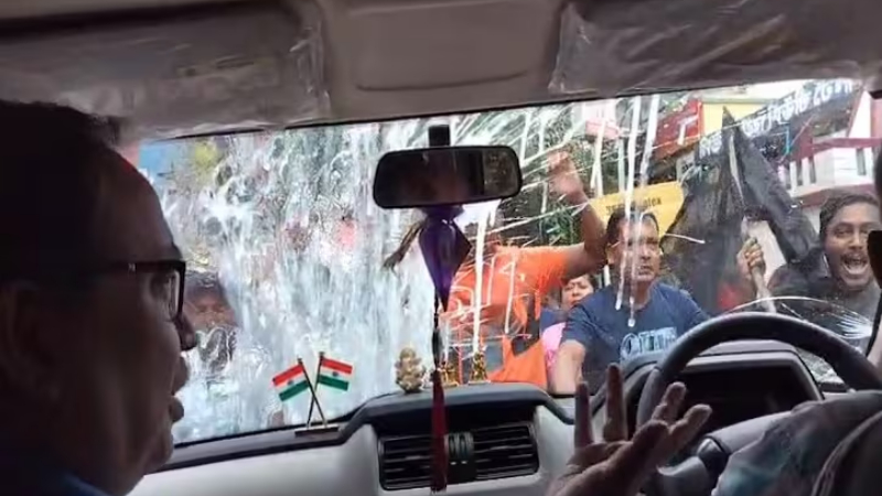 ಬಂಗಾಳದಲ್ಲಿ ಮಮತಾ ಬ್ಯಾನರ್ಜಿ ಬಣದ ಶಾಸಕನ ಕಾರಿನ ಮೇಲೆ ಮೊಟ್ಟೆ, ಕಲ್ಲೆಸೆತ