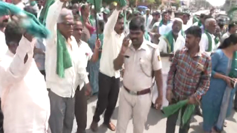 ಬಿಡದಿ ಟೌನ್ಶಿಪ್ ಜಟಾಪಟಿ | ಹಳೇ ಹೆದ್ದಾರಿ ತಡೆದು ರೈತರ ಪ್ರತಿಭಟನೆ - ಪೊಲೀಸರೊಂದಿಗೆ ವಾಗ್ವಾದ; ಕಟ್ಟೆಯೊಡೆದ ಆಕ್ರೋಶ 11 Farmers Protest 3 1
