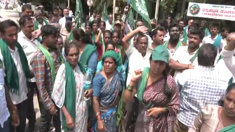 ಬಿಡದಿ ಟೌನ್ಶಿಪ್ ಜಟಾಪಟಿ | ಹಳೇ ಹೆದ್ದಾರಿ ತಡೆದು ರೈತರ ಪ್ರತಿಭಟನೆ - ಪೊಲೀಸರೊಂದಿಗೆ ವಾಗ್ವಾದ; ಕಟ್ಟೆಯೊಡೆದ ಆಕ್ರೋಶ 10 Farmers Protest 4