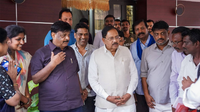 ಕುತೂಹಲ ಕೆರಳಿಸಿದ ಹೆಚ್ಸಿಎಂ - ಪರಂ ಭೇಟಿ; ಅರ್ಧ ಗಂಟೆಗೂ ಹೆಚ್ಚು ಕಾಲ ಮಾತುಕತೆ 11 HC Mahadevappa G Parameshwar 3