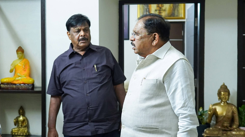 ಕುತೂಹಲ ಕೆರಳಿಸಿದ ಹೆಚ್ಸಿಎಂ - ಪರಂ ಭೇಟಿ; ಅರ್ಧ ಗಂಟೆಗೂ ಹೆಚ್ಚು ಕಾಲ ಮಾತುಕತೆ 10 HC Mahadevappa G Parameshwar