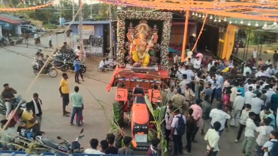 ಡಿಜೆ ಬಳಕೆಗೆ ಅನುಮತಿ ನೀಡದ್ದಕ್ಕೆ ಆಕ್ರೋಶ; ಗಣೇಶ ವಿಸರ್ಜನೆ ಅರ್ಧಕ್ಕೆ ನಿಲ್ಲಿಸಿ ಮರುಪ್ರತಿಷ್ಠಾಪನೆ