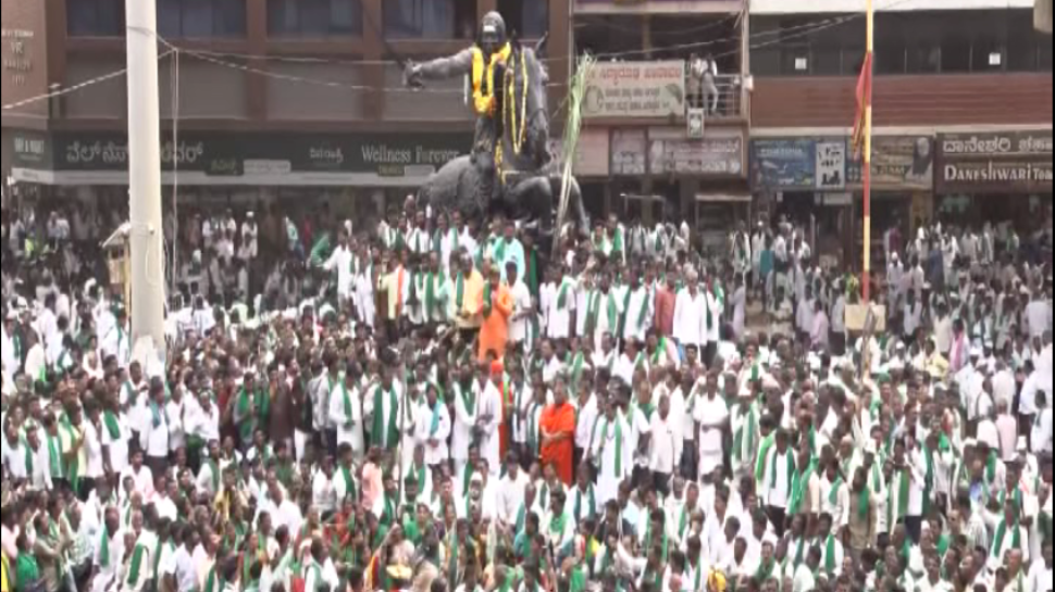ಕಬ್ಬಿಗೆ 5,500 ರೂ. ನೀಡಿ – ಹುಬ್ಬಳ್ಳಿಯಲ್ಲಿ ರೈತರ ಬೃಹತ್ ಪ್ರತಿಭಟನೆ, ಜೋಶಿ ಮನೆ ಮುತ್ತಿಗೆ