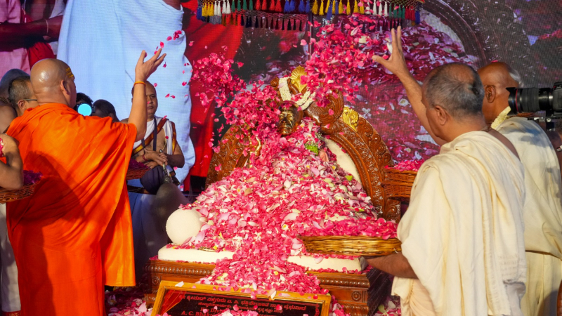 ಇಸ್ಕಾನ್ನಲ್ಲಿ ಶ್ರೀಲ ಪ್ರಭುಪಾದರಿಗೆ ನೀಡಿದ ‘ವಿಶ್ವಗುರು’ ಗೌರವದ ಸ್ಮರಣಾರ್ಥ ಸಂಭ್ರಮೋತ್ಸವ 11 ISKCON Bengaluru Celebrates ‘Vishwaguru Title Conferred on Srila Prabhupada 1