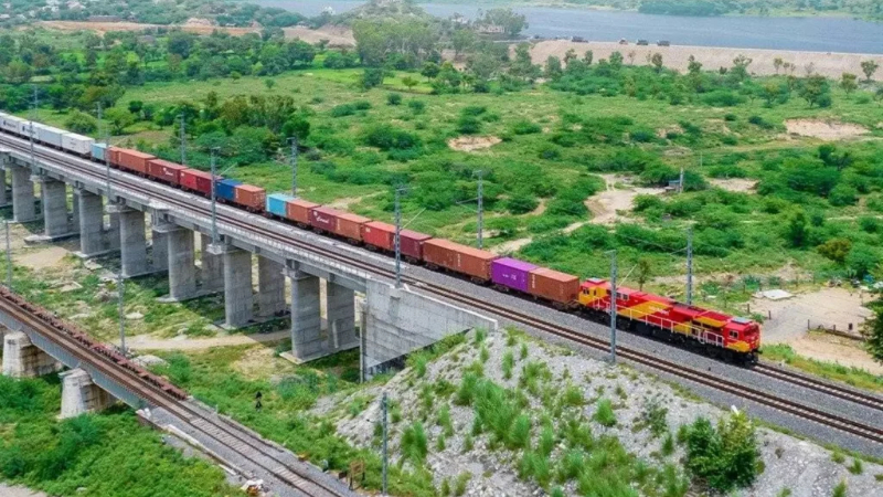 ಏನಿದು ಸರಕು ಸಾಗಾಣಿಕೆ ಕಾರಿಡಾರ್? ಭಾರತಕ್ಕೆ ಏನು ಲಾಭ? ರೈತರಿಗೆ ಏನು ಪ್ರಯೋಜನ? 12 Indias Dedicated Freight Corridors goods train 2
