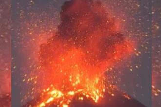 Indonesia volcano erupts again 8 airports shut over 170000 passengers stranded