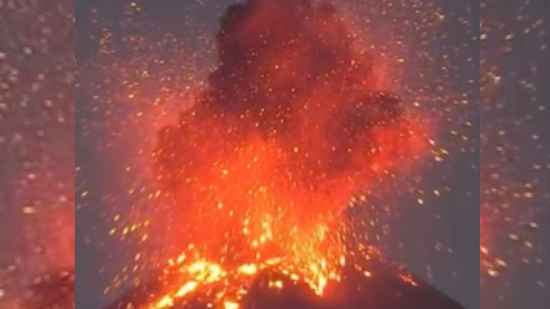 Indonesia volcano erupts again 8 airports shut over 170000 passengers stranded