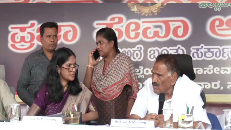 ಶೆಡ್ನಲ್ಲಿ ಮಕ್ಕಳ ವಾಸ್ತವ್ಯಕ್ಕೆ ಸಚಿವ ಶಿವಲಿಂಗೇಗೌಡ ಗರಂ - ನಿನ್ನ ಮಕ್ಕಳಾಗಿದ್ರೆ ಅಲ್ಲೇ ಮಲಗಿಸ್ತಿದ್ಯಾ? ಅಂತ ಅಧಿಕಾರಿಗೆ ತರಾಟೆ 12 KM Shivalinge Gowda 2