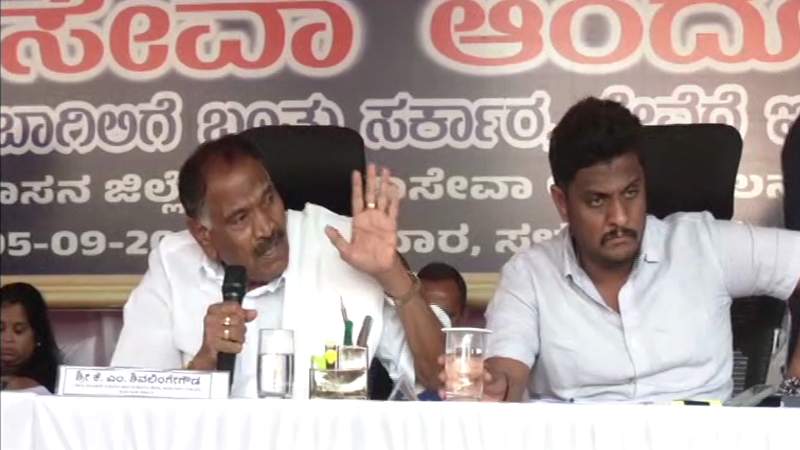 ಶೆಡ್ನಲ್ಲಿ ಮಕ್ಕಳ ವಾಸ್ತವ್ಯಕ್ಕೆ ಸಚಿವ ಶಿವಲಿಂಗೇಗೌಡ ಗರಂ - ನಿನ್ನ ಮಕ್ಕಳಾಗಿದ್ರೆ ಅಲ್ಲೇ ಮಲಗಿಸ್ತಿದ್ಯಾ? ಅಂತ ಅಧಿಕಾರಿಗೆ ತರಾಟೆ 13 KM Shivalinge Gowda