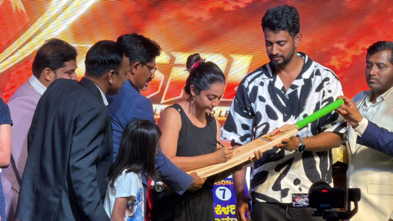 ಕರ್ನಾಟಕ ಸಾಫ್ಟ್ ಬಾಲ್ ಪ್ರಿಮಿಯರ್ ಲೀಗ್ ಸೀಸನ್-3ಗೆ ಚಾಲನೆ; ನಟ ಡಾರ್ಲಿಂಗ್ ಕೃಷ್ಣ, ಐಂದ್ರಿತಾ ರೇ ಉದ್ಘಾಟನೆ 10 Karnataka Softball Premier League Season 3 Inauguration 2
