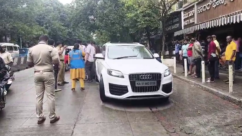 Koramangala Dead Body Found In Laxury Car