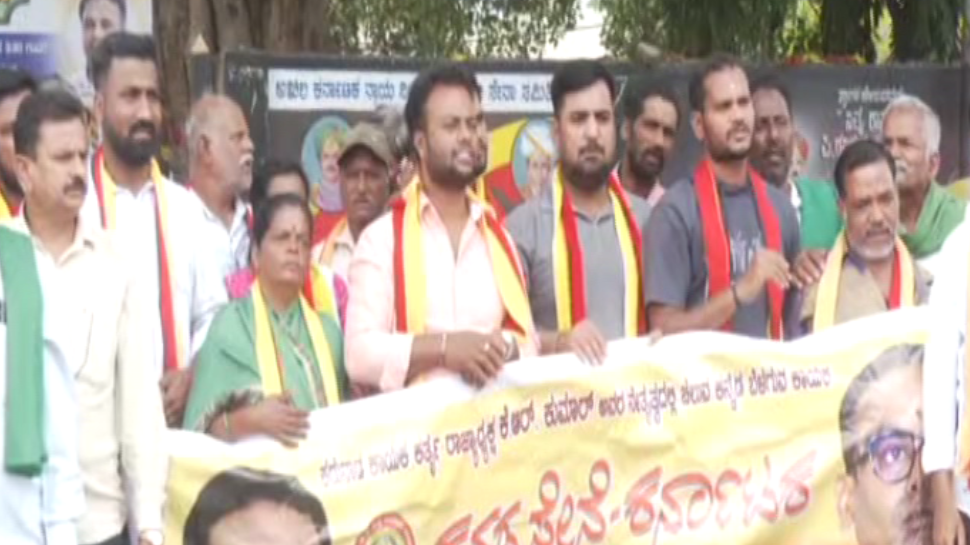 ಮಂಡ್ಯದಲ್ಲಿ ಕಾವೇರಿ ಆಕ್ರೋಶ: ತಮಿಳುನಾಡಿಗೆ ನೀರು ಹರಿಸುವ ಆದೇಶದ ವಿರುದ್ಧ ರಸ್ತೆಗಿಳಿದು ರೈತರ ಪ್ರತಿಭಟನೆ