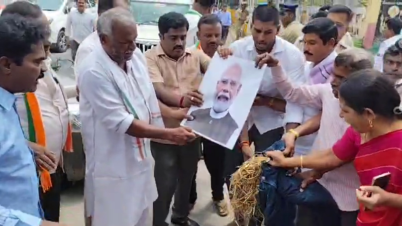 ಮೋದಿ, ಚುನಾವಣಾ ಆಯುಕ್ತರ ಪ್ರತಿಕೃತಿ ದಹಿಸಲು ಯತ್ನ - ಮಂಡ್ಯದಲ್ಲಿ ʻಕೈʼ ಕಾರ್ಯಕರ್ತರ ಹೈಡ್ರಾಮಾ 11 Mandya Protest 2