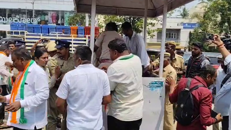 ಮೋದಿ, ಚುನಾವಣಾ ಆಯುಕ್ತರ ಪ್ರತಿಕೃತಿ ದಹಿಸಲು ಯತ್ನ - ಮಂಡ್ಯದಲ್ಲಿ ʻಕೈʼ ಕಾರ್ಯಕರ್ತರ ಹೈಡ್ರಾಮಾ 10 Mandya Protest 3