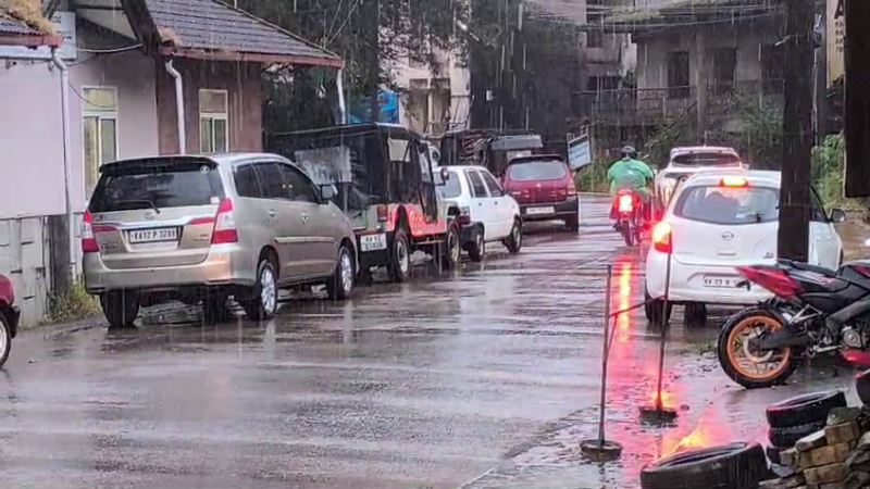 ಹಲವು ದಿನಗಳ ಬಳಿಕ ಕೊಡಗಿನಲ್ಲಿ ಮಳೆ ಆರ್ಭಟ – ವಾಹನ ಸವಾರರ ಪರದಾಟ