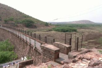 Rivers Overflow but Bagalkote Lakes and Canals Run Dry Farmers Outraged over Official Neglect 2
