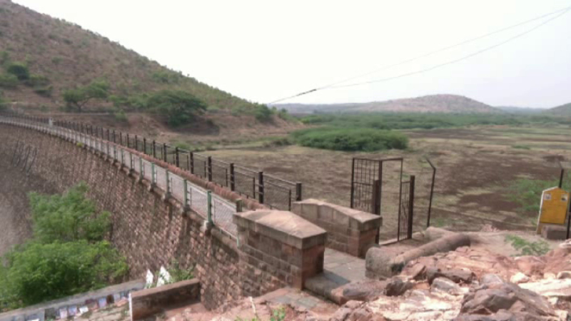 Rivers Overflow but Bagalkote Lakes and Canals Run Dry Farmers Outraged over Official Neglect 2