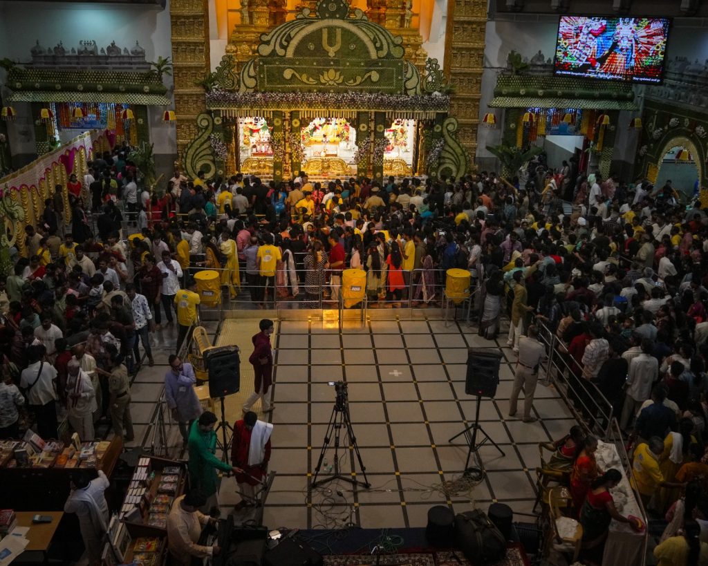 Photo Gallery| ಬೆಂಗಳೂರು ಇಸ್ಕಾನ್ನಲ್ಲಿ ಶ್ರೀ ಕೃಷ್ಣ ಜನ್ಮಾಷ್ಟಮಿ ಸಂಭ್ರಮ - ಕಣ್ತುಂಬಿಕೊಂಡ ಸಾವಿರಾರು ಭಕ್ತರು 25 Sri Krishna Janmashtami celebrations at ISKCON Bengaluru 7