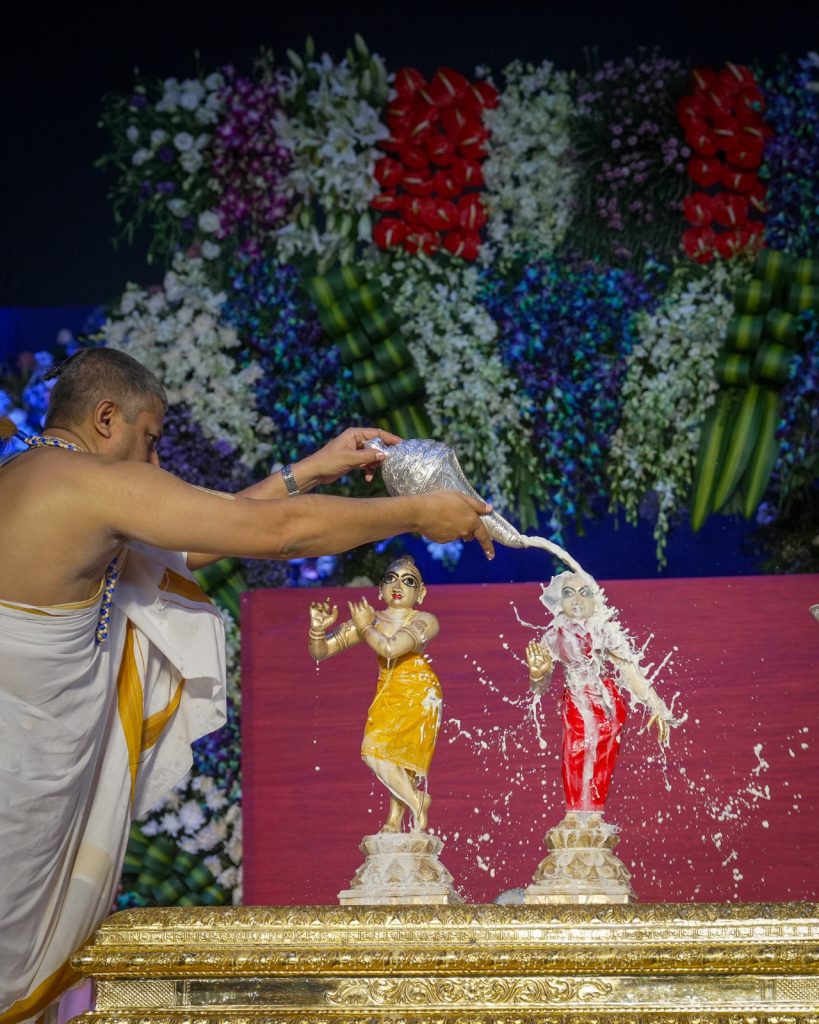 Photo Gallery| ಬೆಂಗಳೂರು ಇಸ್ಕಾನ್ನಲ್ಲಿ ಶ್ರೀ ಕೃಷ್ಣ ಜನ್ಮಾಷ್ಟಮಿ ಸಂಭ್ರಮ - ಕಣ್ತುಂಬಿಕೊಂಡ ಸಾವಿರಾರು ಭಕ್ತರು 26 Sri Krishna Janmashtami celebrations at ISKCON Bengaluru 8