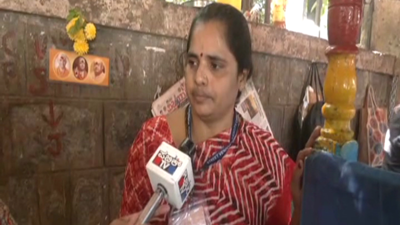 TS Ningamma admired by Modi Bengaluru Street Vendor