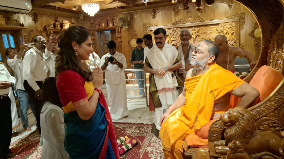 ತೆಲುಗು ನಟ ರಾಮ್ ಚರಣ್ ಪತ್ನಿ ಮಂತ್ರಾಲಯ ಭೇಟಿ: ವಿಶೇಷ ಪೂಜೆ ಸಲ್ಲಿಸಿದ ಉಪಾಸನಾ ಕೊನಿಡೇಲ 10 Upasana Mantralaya Visit 1