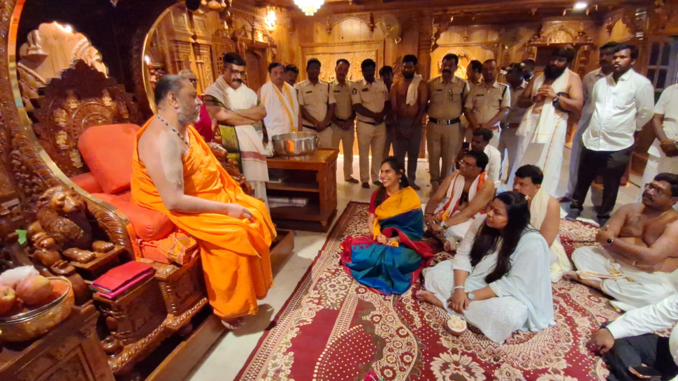 ತೆಲುಗು ನಟ ರಾಮ್ ಚರಣ್ ಪತ್ನಿ ಮಂತ್ರಾಲಯ ಭೇಟಿ: ವಿಶೇಷ ಪೂಜೆ ಸಲ್ಲಿಸಿದ ಉಪಾಸನಾ ಕೊನಿಡೇಲ 11 Upasana Mantralaya Visit 2