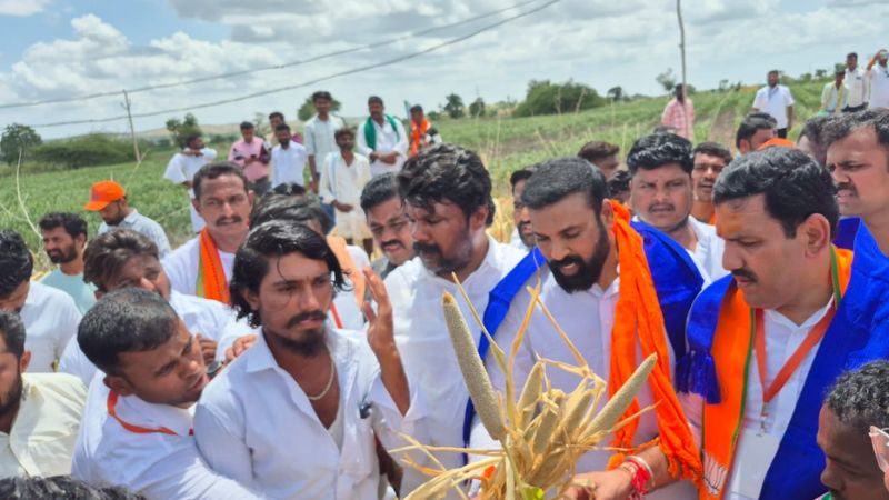 ಬಳ್ಳಾರಿ ಚಲೋ ಪಾದಯಾತ್ರೆ ವೇಳೆ ವಿಜಯೇಂದ್ರ ಬರ ಪರಿಶೀಲನೆ 9 Vijayendra in drought inspection 1