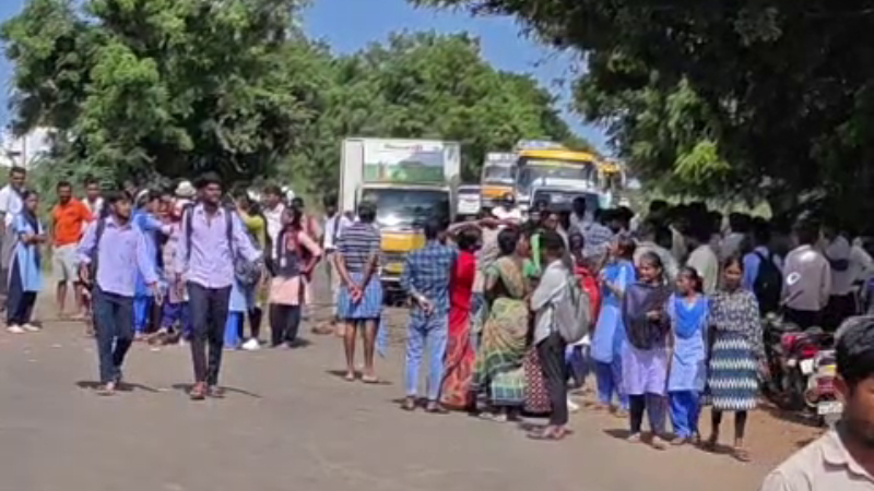 `ಕೆಲ್ಸ ಮಾಡೋದು ಬಿಟ್ಟು, ಬಿಟ್ಟಿ ಯಾಕೆ ಹೋಗ್ತೀರಿ?ʼ - ನಿರ್ವಾಹಕರ ವಿರುದ್ಧ ಸಿಡಿದ ಮಹಿಳೆಯರು 9 Why Travel for Free Instead of Working Bagalkote Women Block Road Protest Bus Conductors Remark 1