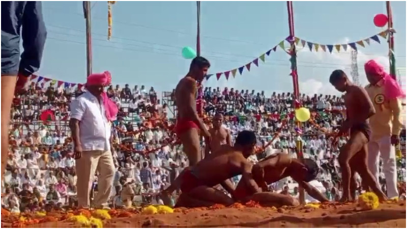ತೇರದಾಳ ಜಾತ್ರೆಯಲ್ಲಿ ಕುಸ್ತಿ ಹಬ್ಬ: ಇರಾನ್, ರಷ್ಯಾ ಪೈಲ್ವಾನರನ್ನು ಮಣಿಸಿದ ದೇಸಿ ಮಲ್ಲರು! 9 Wrestling Carnival in Bagalkote ndian Wrestlers Triumph Over Iranian Russian Opponents in International Bouts 1